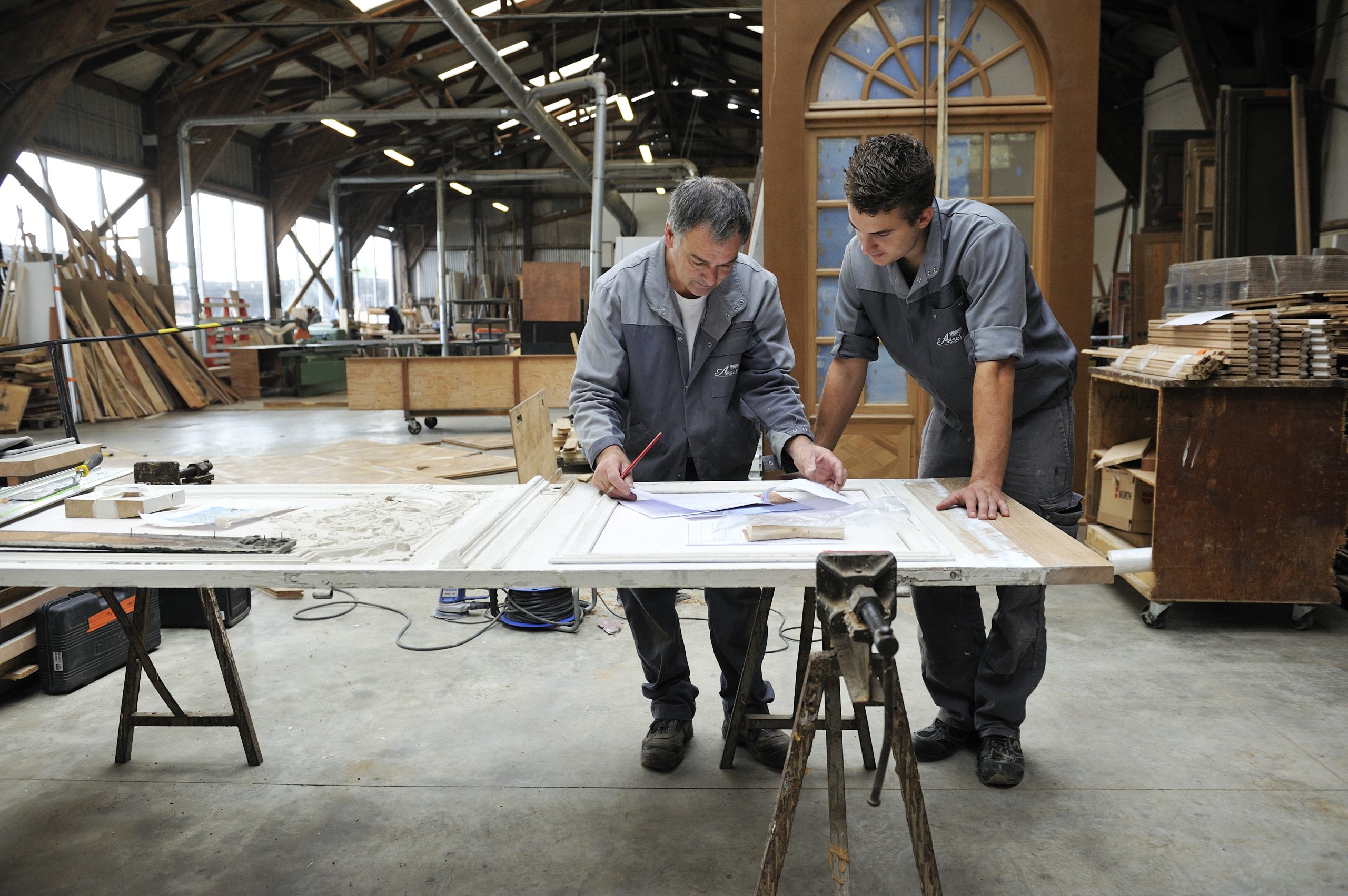 Menuisiers dans l'atelier